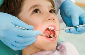 Un bambino fa una visita dal dentista odontoiatra